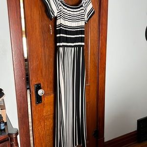 Bar III Black & White maxi dress. NWT SZ large